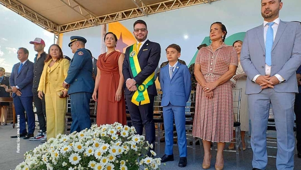 Com a mãe, dona Linda, e o filho, Guilherme, Gladson participa da cerimônia de aniversário do Acre e homenageia João Donato