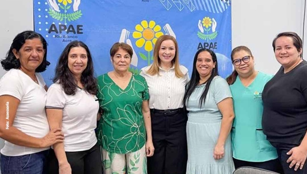 Socorro Neri destina emenda a Apae Rio Branco e se compromete em mandar mais recursos para construção de pátio na entidade