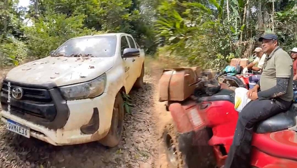 Caminhonete da Prefeitura de Jordão que custou mais de R$ 200 mil “enferruja” em meio à floresta, após quase 1 ano de abandono e Elson Farias denuncia: “triste e lastimável”