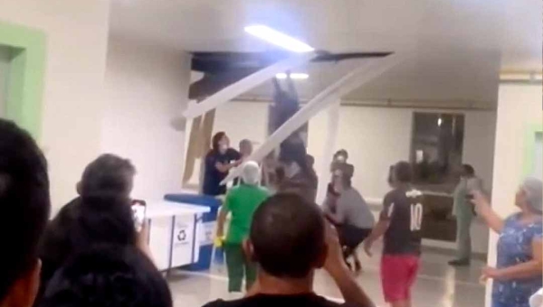 Paciente em surto entra no forro de UPA e acaba resgatado por servidores da unidade de Saúde; veja o vídeo