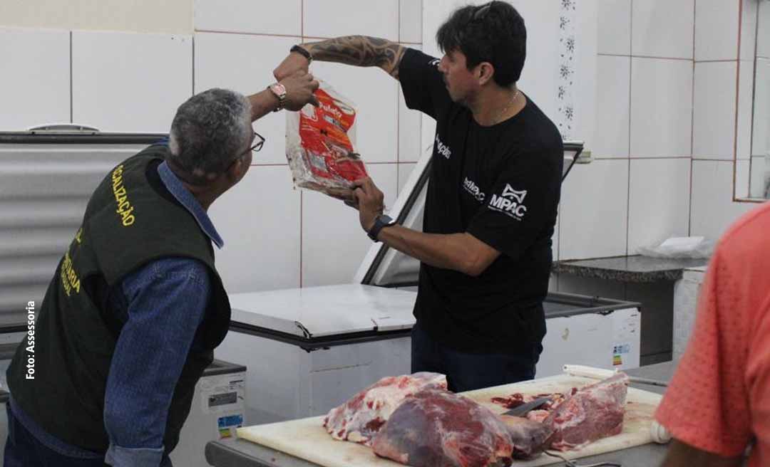 MP apreende 3, 8 mil quilos de carne clandestina e charque produzido com sal mineral em frigorífico no Acre; dois funcionários foram presos