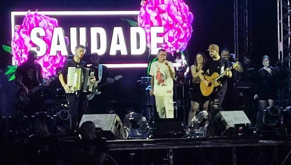 Festival da Macaxeira: show de Felipe Araújo atrai milhares de pessoas no Centro de Rio Branco