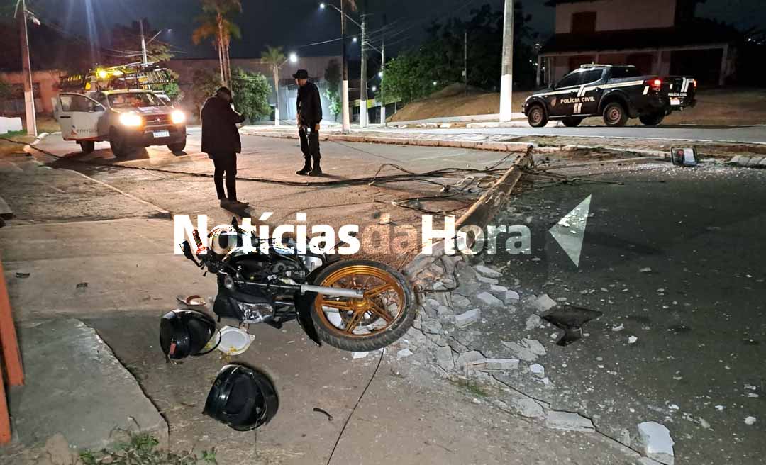 Casal fica ferido após colidir e derrubar poste de energia elétrica no bairro Raimundo Melo