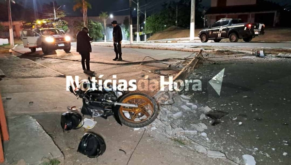 Casal fica ferido após colidir e derrubar poste de energia elétrica no bairro Raimundo Melo