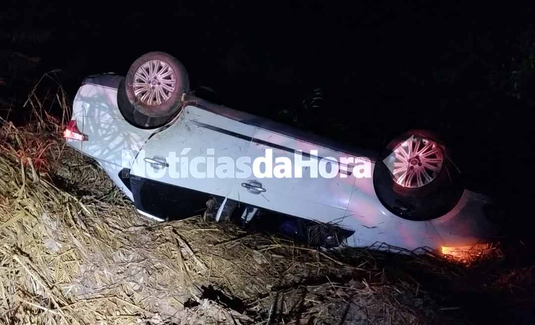 Motorista capota após perder o controle do carro em aquaplanagem na Estrada Jarbas Passarinho, em Rio Branco