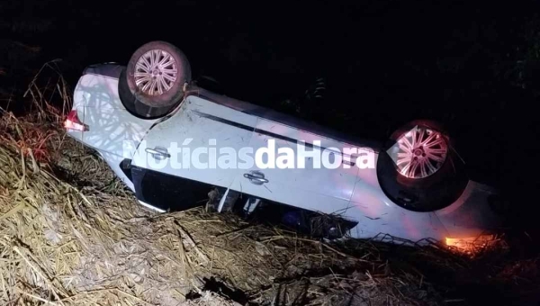 Motorista capota após perder o controle do carro em aquaplanagem na Estrada Jarbas Passarinho, em Rio Branco