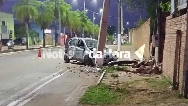 Motorista em alta velocidade perde controle, colide contra poste de energia e derruba muro de residência