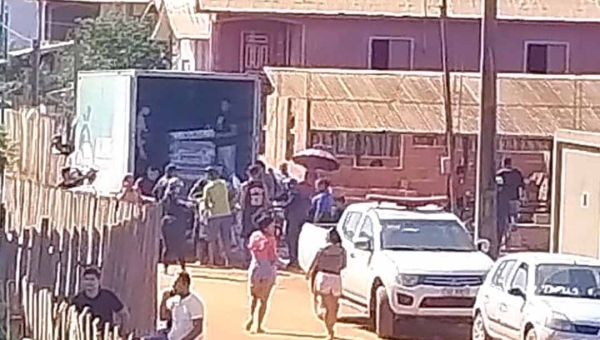 Prefeitura de Boca do Acre entrega colchões para desabrigados quatro meses após a cheia