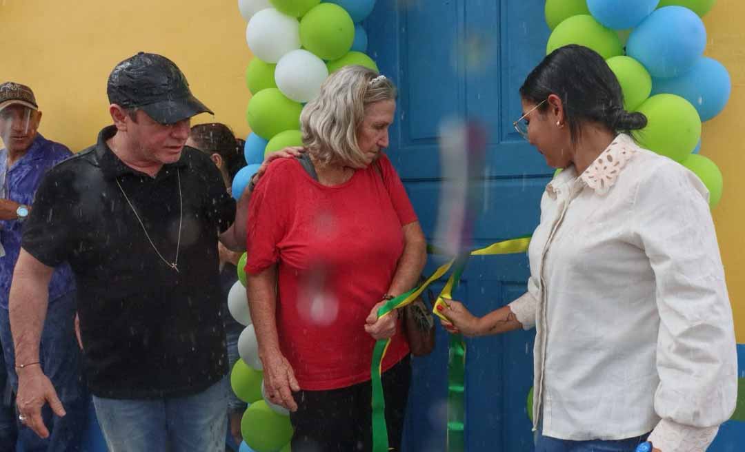 Ao inaugurar obras, prefeito apresenta uma nova modalidade de consulta médica, a teleconsulta