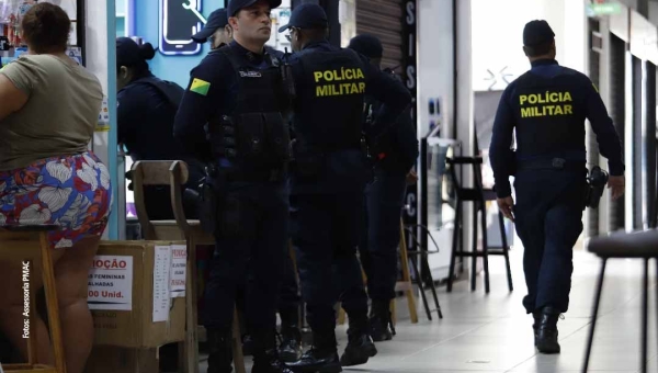 Polícia Militar fiscaliza estabelecimentos de manutenção e conserto de celulares no Shopping Aquiri