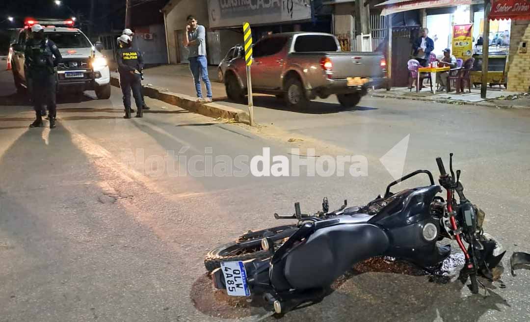 Colisão entre carro e moto deixa motociclista ferido na parte alta de Rio Branco