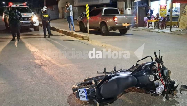 Colisão entre carro e moto deixa motociclista ferido na parte alta de Rio Branco