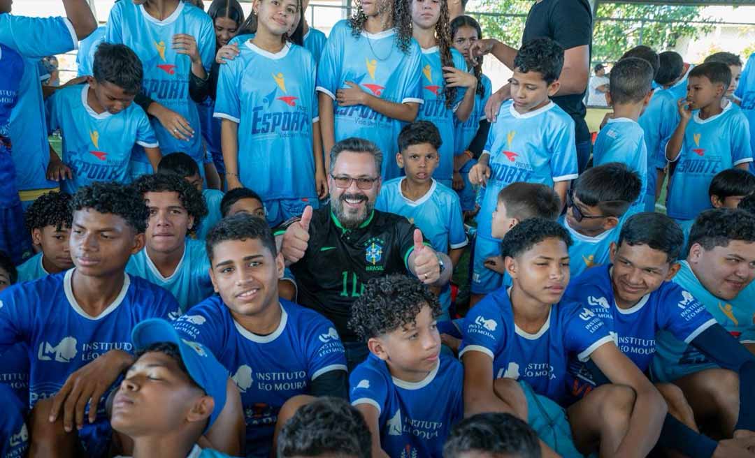 Alan Rick entrega material esportivo para manutenção das atividades da escolinha de futebol do Léo Moura