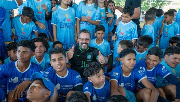 Alan Rick entrega material esportivo para manutenção das atividades da escolinha de futebol do Léo Moura