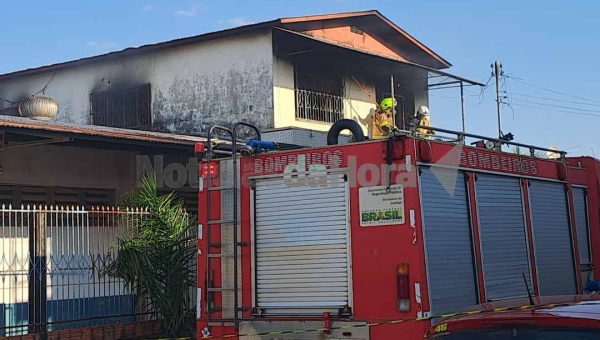 Incêndio em residência na Baixada da Sobral causa perda total de móveis; incidente pode ter sido ocasionado por problemas na parte elétrica