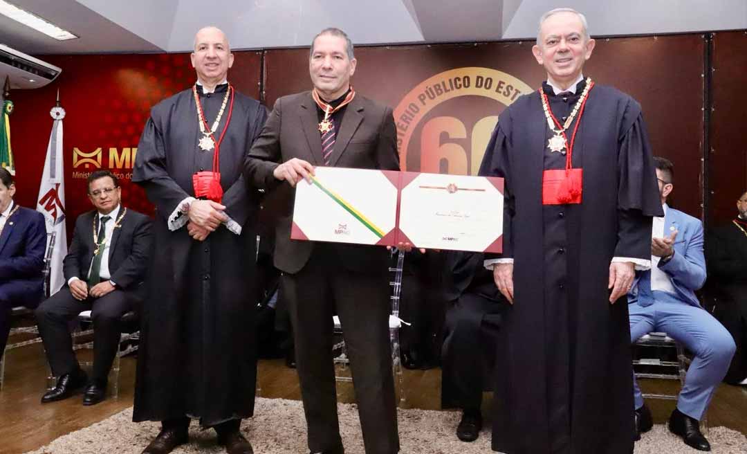 Deputado Chico Viga é homenageado pelo MP com a comenda de Ordem do Mérito