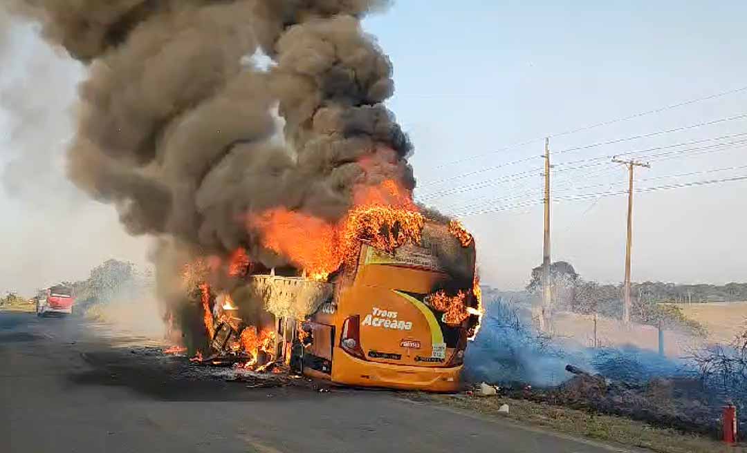 Ônibus da Trans Acreana pega fogo na BR-317, próximo a Brasiléia; veja o vídeo