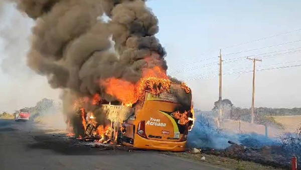 Trans Acreana esclarece incêndio em ônibus da empresa na BR-317; veículo estava sem passageiros