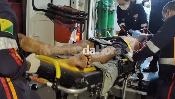 Homem fica gravemente ferido após cair de moto ao tentar desviar de buraco na estrada do Quixadá