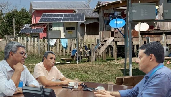 Após luta de Elson Farias e Edvaldo Magalhães, Comunidade Novo Porto, em Jordão, sai da ‘escuridão’ com instalação de placas solares