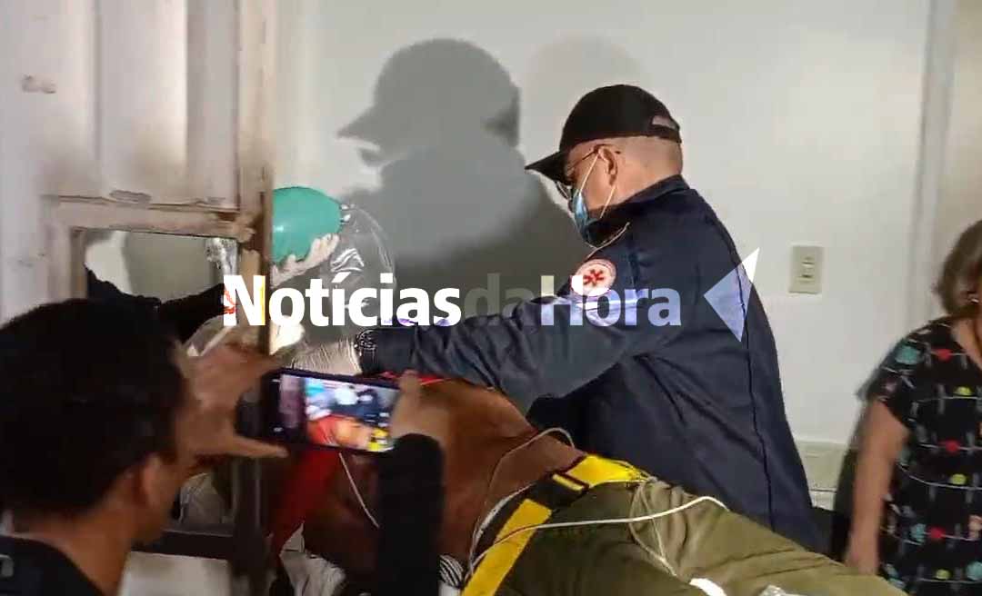 Homem é brutalmente espancado por membros de facção como forma de disciplina; vítima está em estado grave na UTI do PS