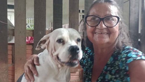 Artistas e ativistas culturais se reúnem em Rio Branco para ajudar 'Dona Maricília', que cuida sozinha de 80 cães