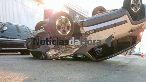 Idoso alcoolizado capota após colidir contra carro estacionado no Centro de Rio Branco