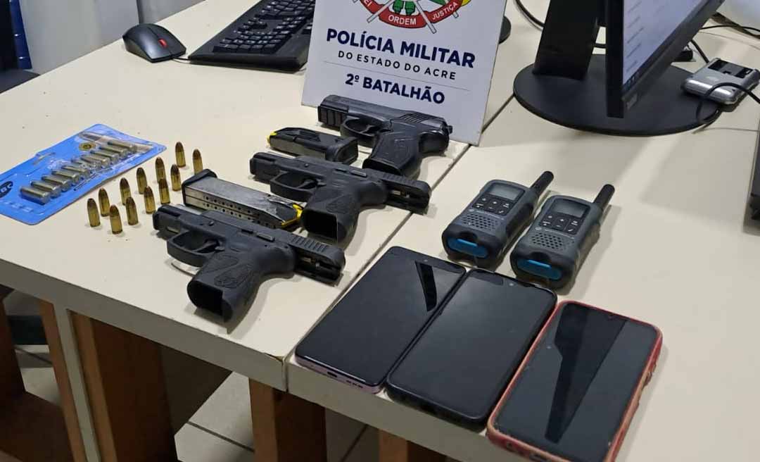 Força Tática do 2º Batalhão da PM apreende armas de fogo e simulacro em Rio Branco; três pessoas são presas