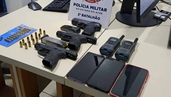 Força Tática do 2º Batalhão da PM apreende armas de fogo e simulacro em Rio Branco; três pessoas são presas