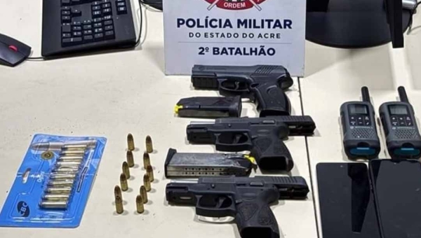 Trio é preso com pistola que teria sido apreendida em ocorrência anterior pela Polícia Militar