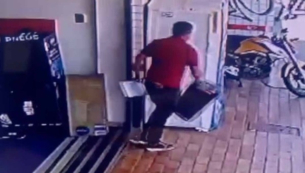 Na cara dura! Homem furta caixa de som da loja Gazin da Sobral; veja o vídeo