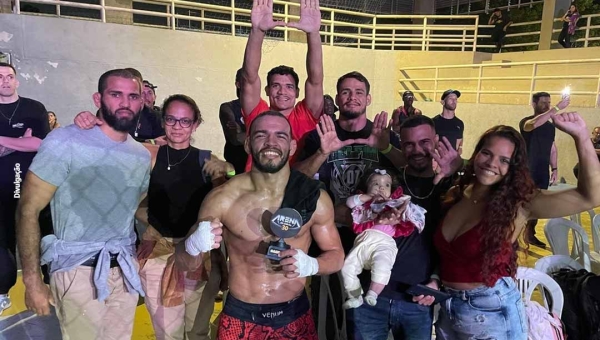 Lutador acreano vence combate de MMA no Rio de Janeiro nocauteando adversário no 2º round