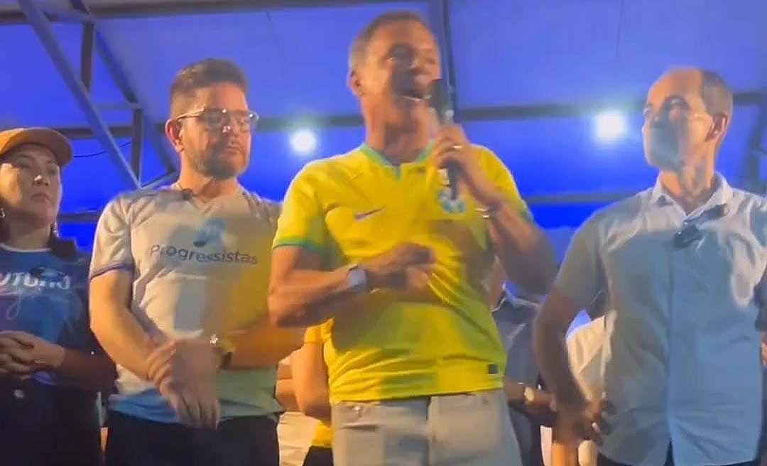 No palanque de Zequinha, Bittar se orgulha de ter camisa da seleção brasileira com assinatura de Bolsonaro