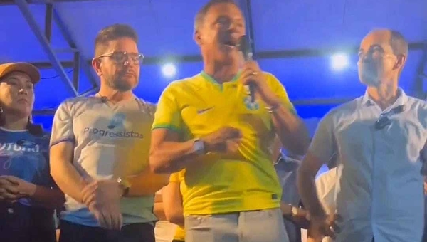 No palanque de Zequinha, Bittar se orgulha de ter camisa da seleção brasileira com assinatura de Bolsonaro