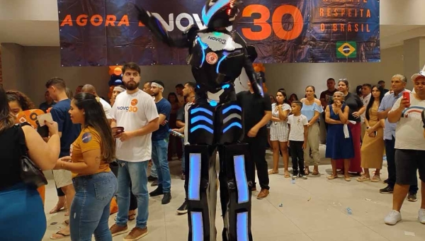 Convenção do Novo, que oficializa Jarude candidato a prefeito, tem lojinha e até “robô do 30”