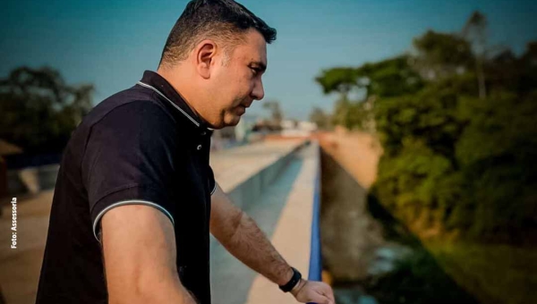 Vereador Samir Bestene visita ponte sobre o igarapé Judia feita com emenda de Mailza Assis