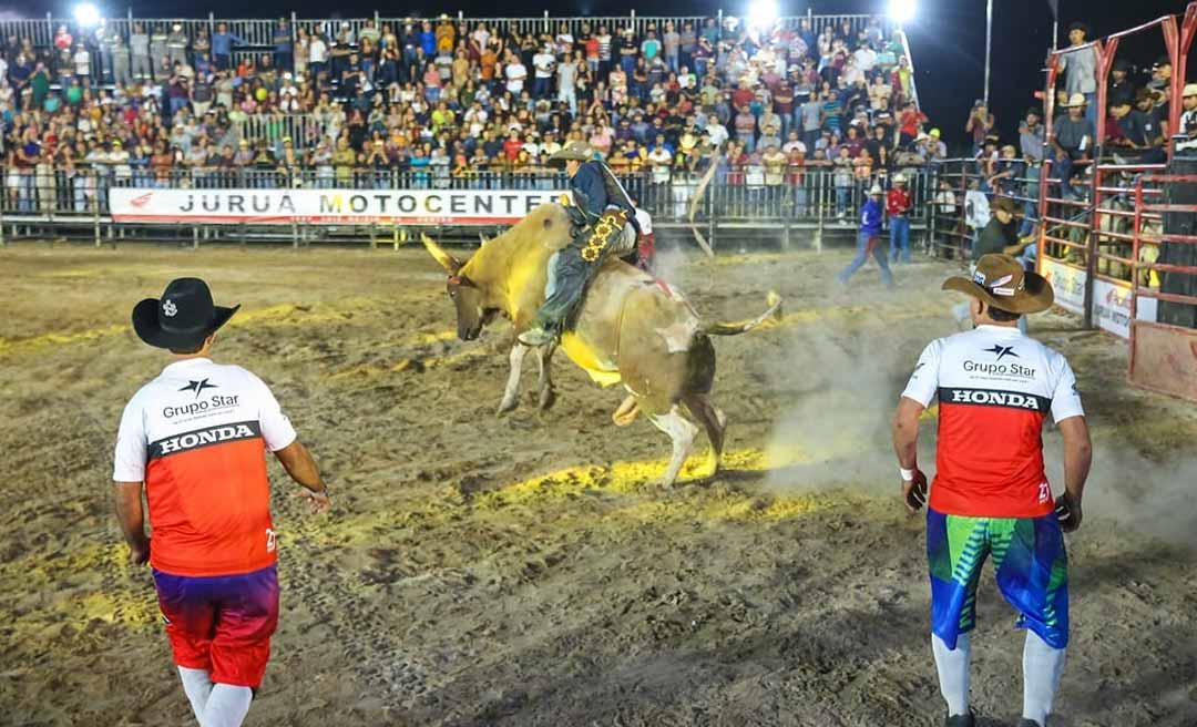 Abertura do rodeio na Expoacre Juruá recebe grande público