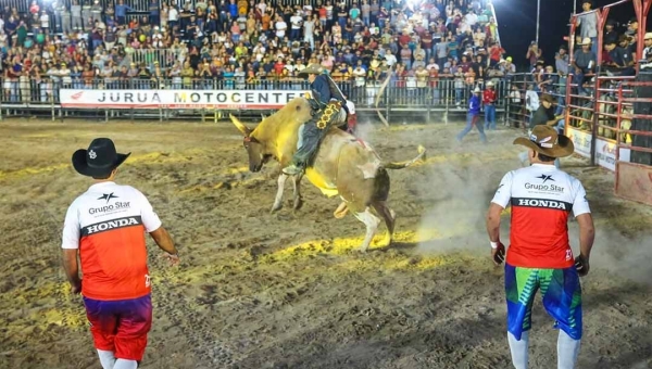 Abertura do rodeio na Expoacre Juruá recebe grande público