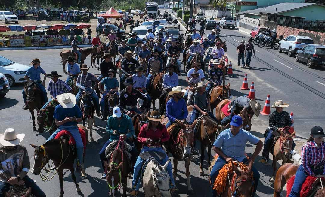 Com comitivas, quadriciclos e animais, cavalgada abre atividades do dia de encerramento da Expoacre Juruá