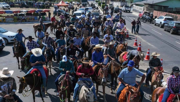 Com comitivas, quadriciclos e animais, cavalgada abre atividades do dia de encerramento da Expoacre Juruá