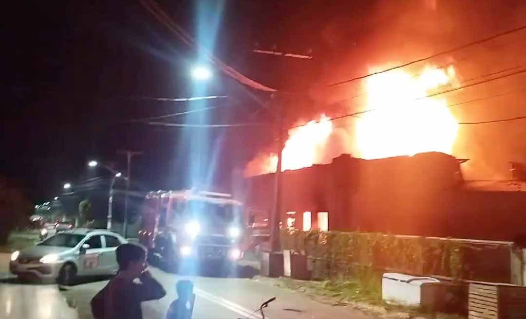 Incêndio atinge Centro Cultural Sérgio Souto, em Sena Madureira; veja o vídeo