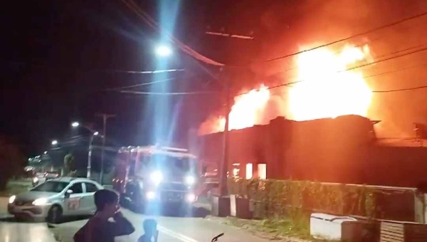 Incêndio atinge Centro Cultural Sérgio Souto, em Sena Madureira; veja o vídeo