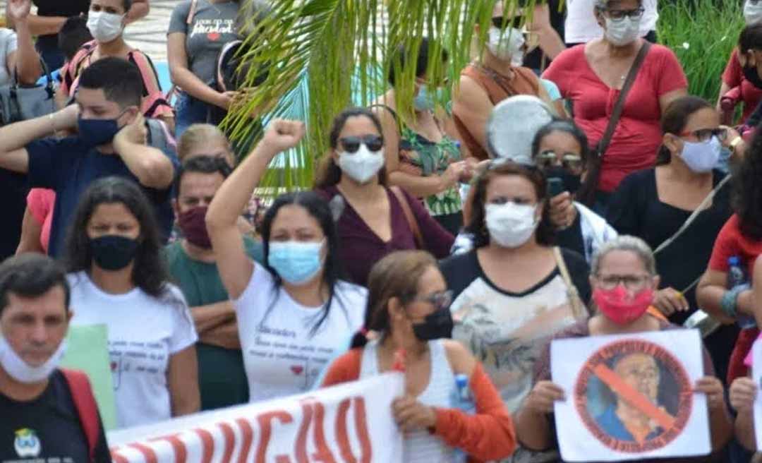 Greve da Educação: professores e servidores do Estado protestam em frente ao Palácio Rio Branco