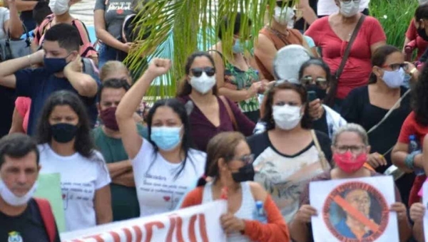 Greve da Educação: professores e servidores do Estado protestam em frente ao Palácio Rio Branco