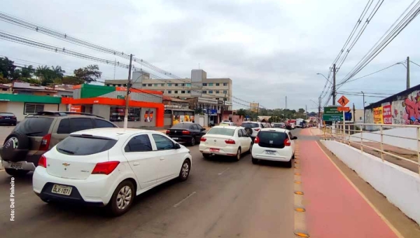 Cuidado na Ceará! Motociclistas e motoristas devem redobrar atenção durante obras em uma das principais avenidas de Rio Branco