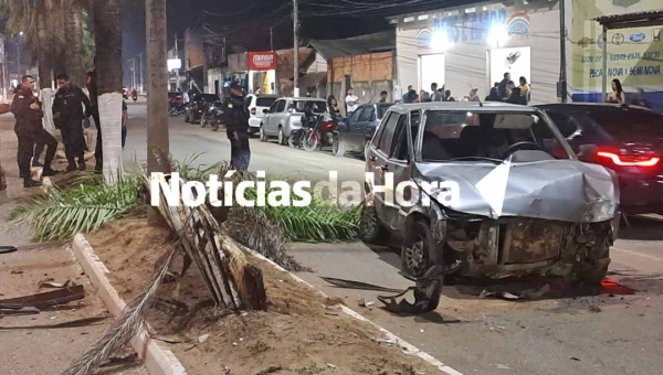 Jovem sem CNH bate em carro estacionado e colide contra palheira na Avenida Amadeu Barbosa