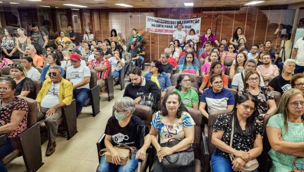 Com a galeria Marina Silva cheia, professores pressionam deputados na abertura do diálogo com o governo