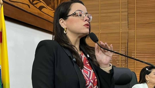 Michelle Melo critica governo por promessas não cumpridas com servidores da educação