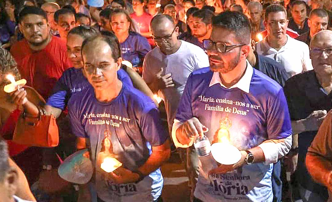 Ao lado de Cameli e rogando por “esperança”, Zequinha caminha com vela nas mãos na procissão de Nossa Senhora da Glória