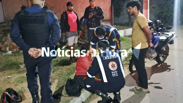 Mulher sofre acidente de motocicleta após perder o controle em curva na Getúlio Vargas, em Rio Branco